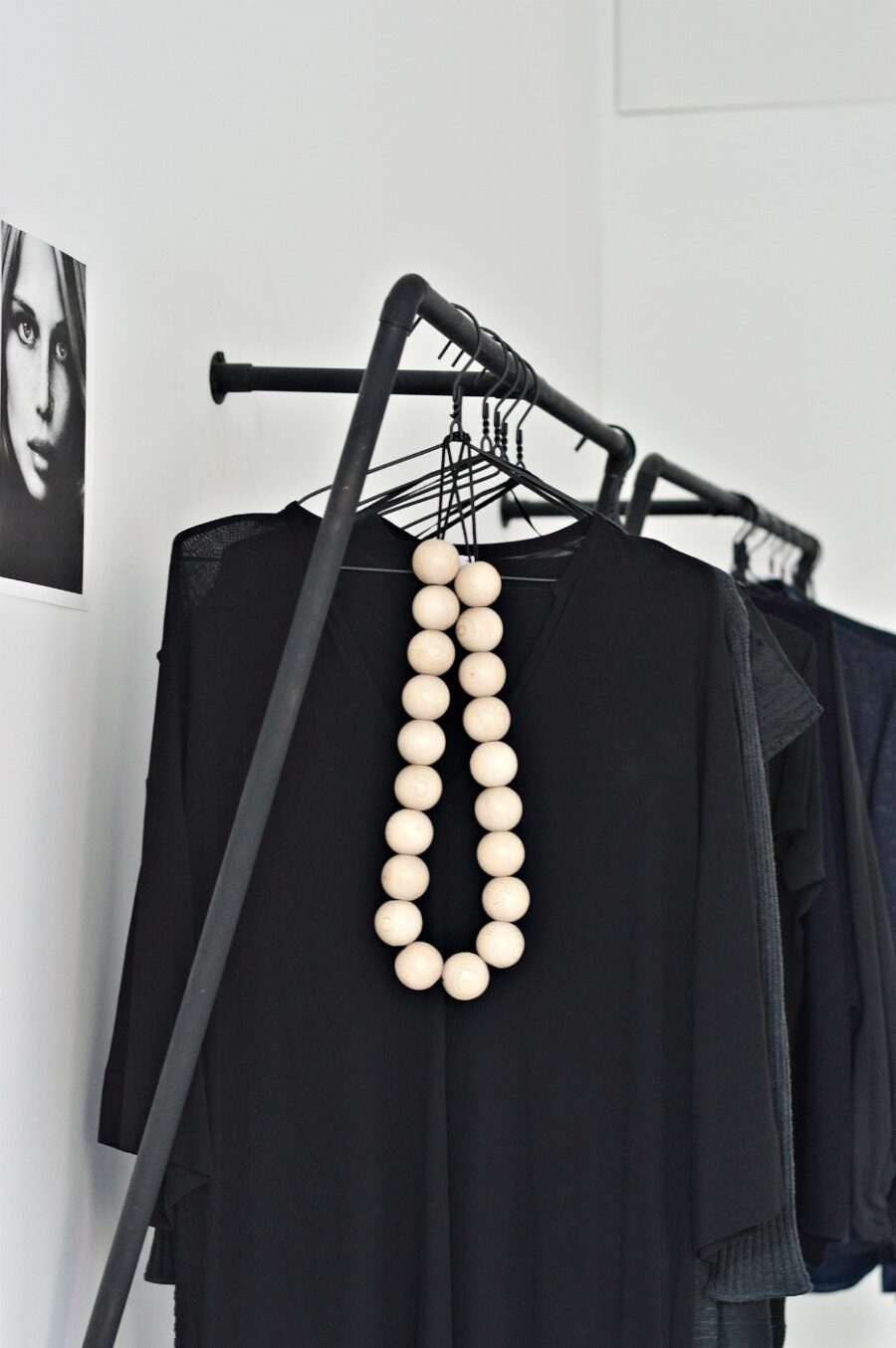 A minimal open wardrobe diy for your bedroom - DIY home decor - Your DIY Family