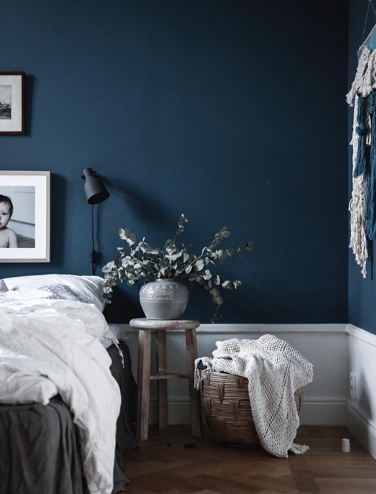 dark bedroom color scheme