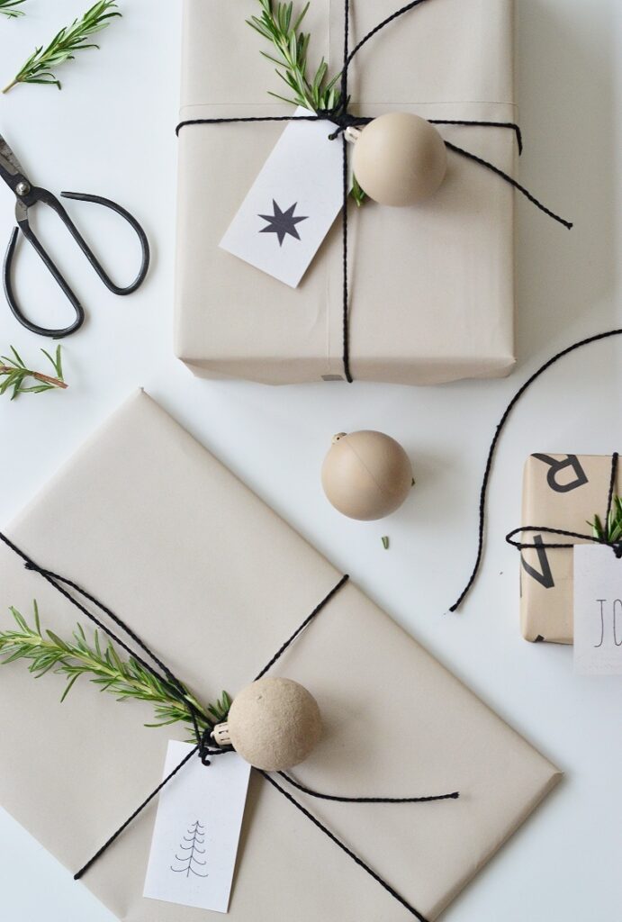 Minimal Christmas gift wrapping (with baubles and rosemary) DIY home