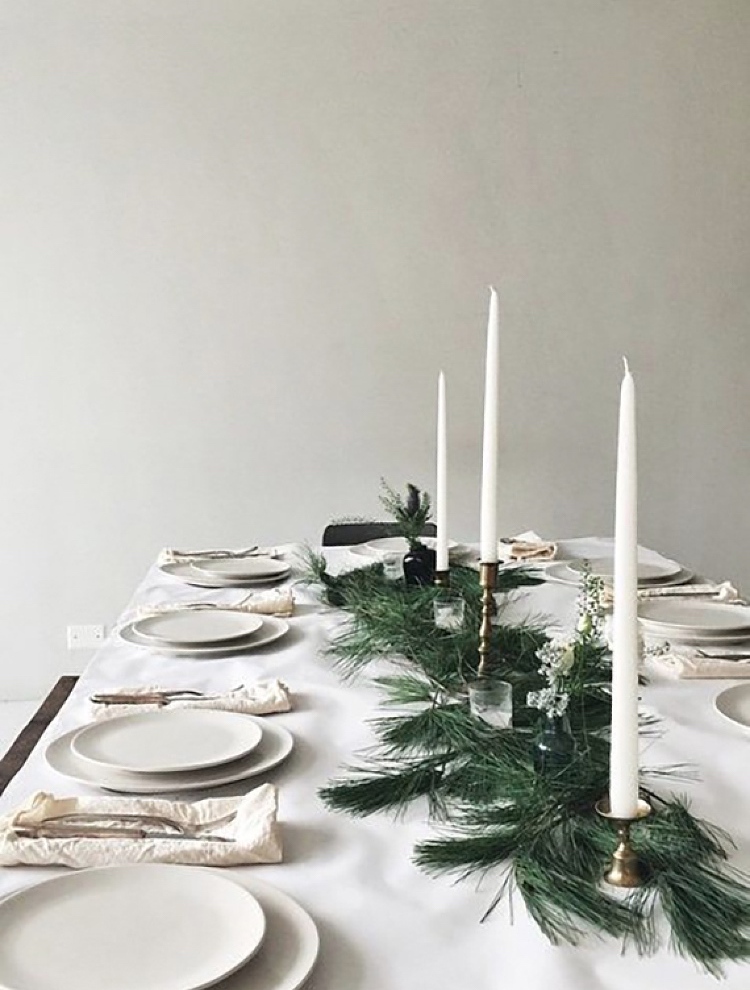 minimal Christmas table decor