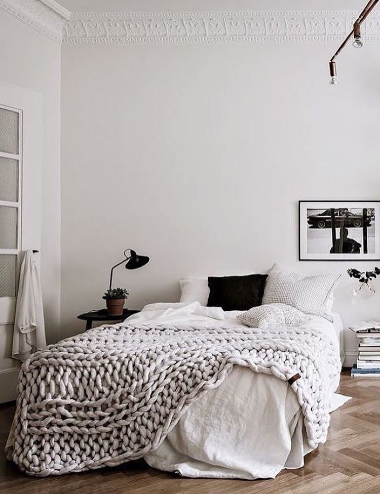 simple white bedroom decor