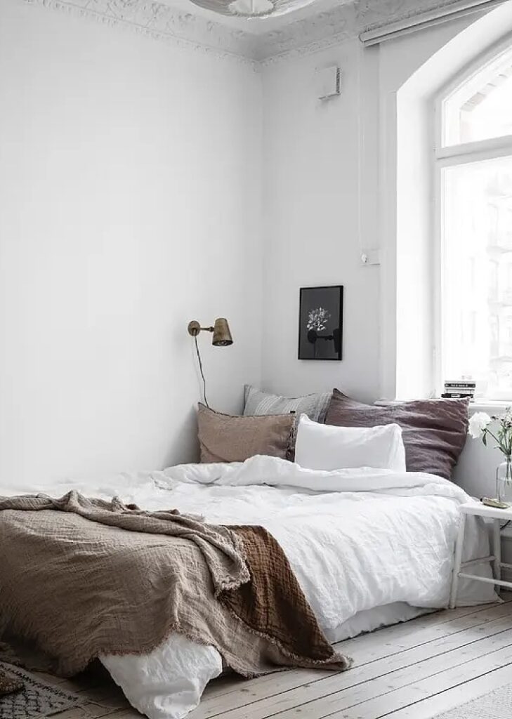 9 warm minimalist white bedrooms that are cosy and calm - DIY home ...