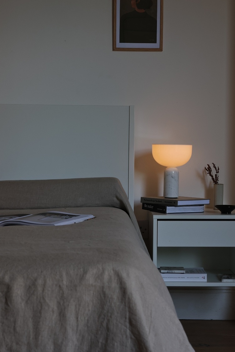 warm minimal bedroom decor