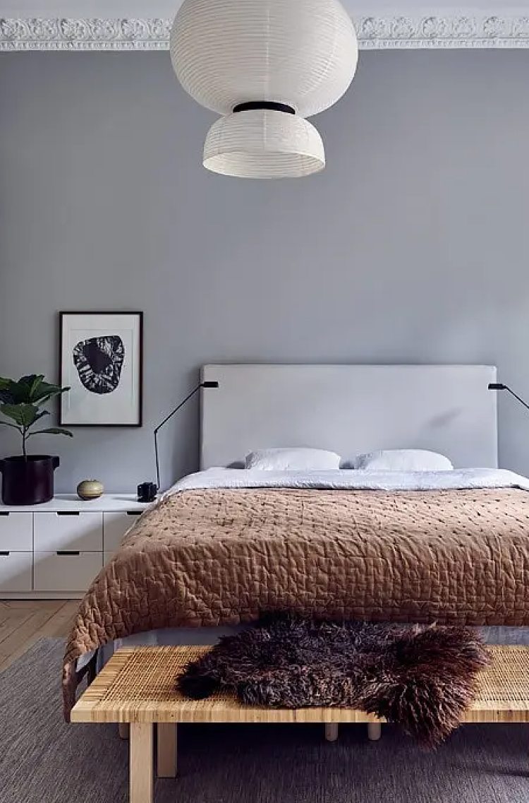 bed with quilted cover