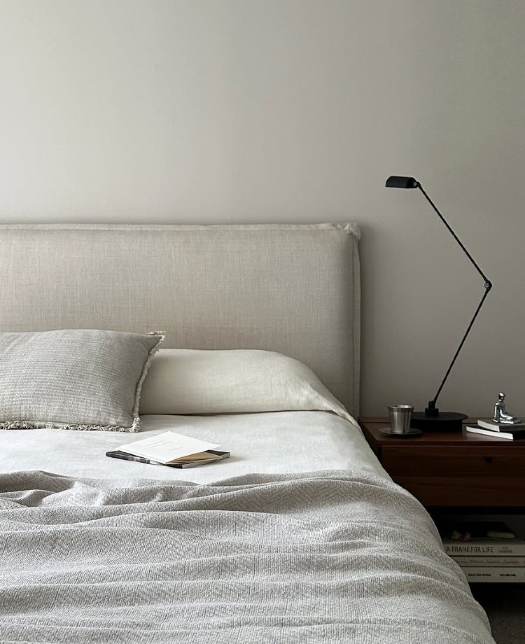 minimal bedroom decor